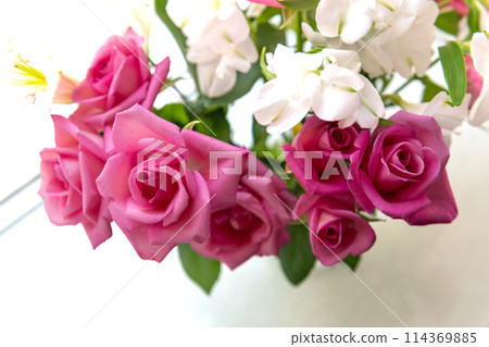 Close-up of a beautiful bouquet of roses 114369885