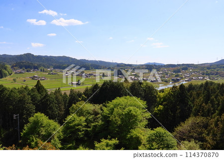 從日本第一展望台（岐阜縣惠那市）觀賞鯉魚旗的五月田園風光。 114370870