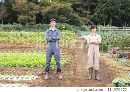 Men and women in work clothes that fold their arms Men and women in work clothes that fold their arms 114370972