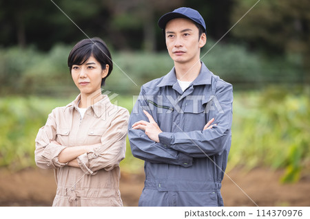 Men and women in work clothes that fold their arms 114370976