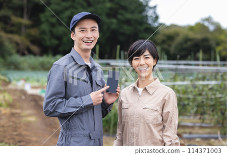 Work clothes men and women 114371003