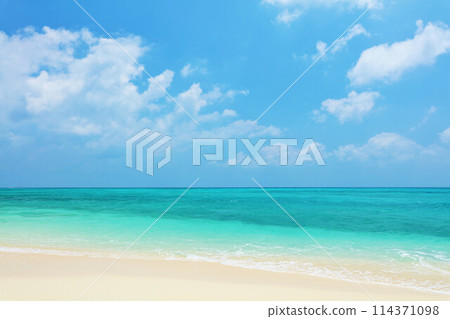 Okinawa summer blue sky and the sea of Ikema Island 114371098