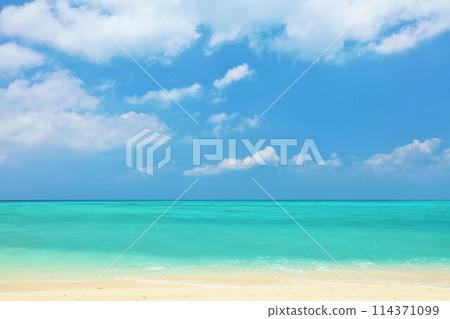 Okinawa summer blue sky and the sea of Ikema Island 114371099