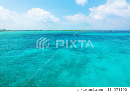 沖繩宮古島 夏日藍天與大海 114371100