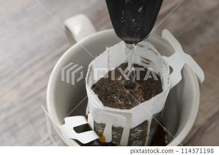 沖泡咖啡，倒入熱水 114371198