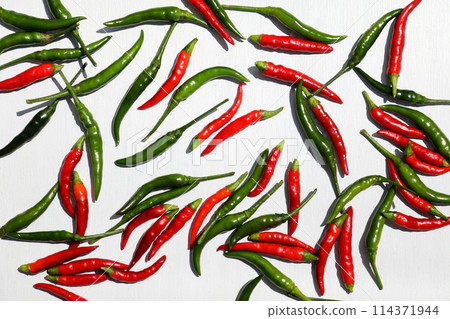 辣椒放在白盤上 114371944