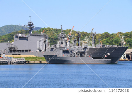 停泊在舞鶴港的海上自衛隊艦艇：補給艦「真須」號、多用途支援艦「日內號」、驅逐艦「冬月號」。 114372028
