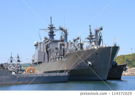停泊在舞鶴港的海上自衛隊艦艇：補給艦「真須」號、多用途支援艦「日內號」、驅逐艦「冬月號」。 114372029