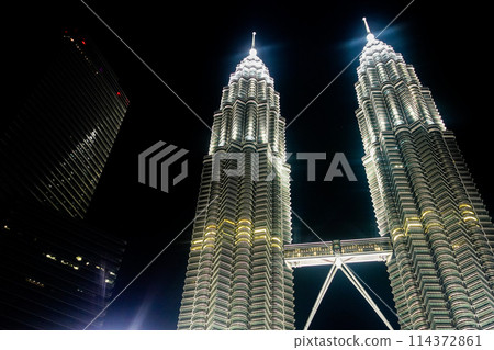 夜晚的雙子星大樓在燈光的照射下非常美麗 114372861