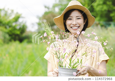 摘花的女人 114372968