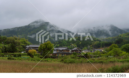 以淺間山東北側為背景的古色古香的房屋/三重縣鳥羽市劍上町 以淺間山東北側為背景的古色古香的房屋/三重縣鳥羽市劍上町 114372969