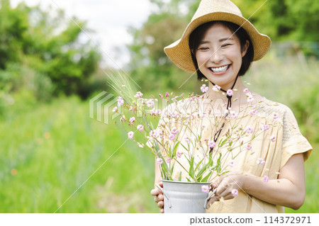 Woman picking flowers 114372971