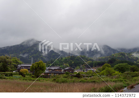 Cloud-covered Mt. Asakuma and row of houses / Katagimachi, Toba City, Mie Prefecture 114372972