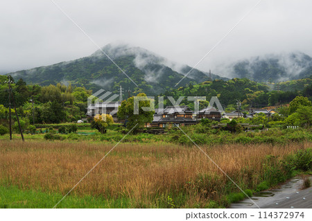 淺間山和雲下的古雅房屋 / 三重縣鳥羽市劍上町 114372974
