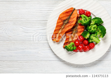 grilled salmon steaks with broccoli and tomatoes 114373113