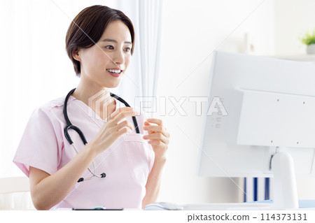 做網路體檢的醫療女醫生 做網路體檢的醫療女醫生 114373131