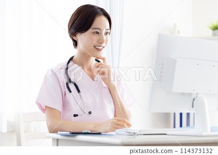 做網路體檢的醫療女醫生 做網路體檢的醫療女醫生 114373132