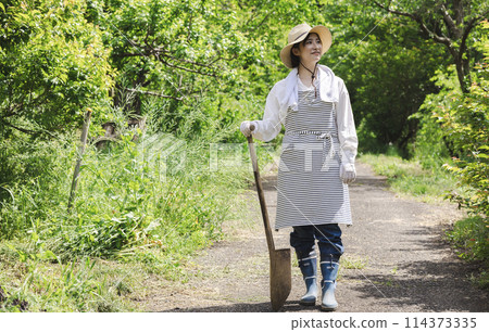 Woman living in the countryside 114373335
