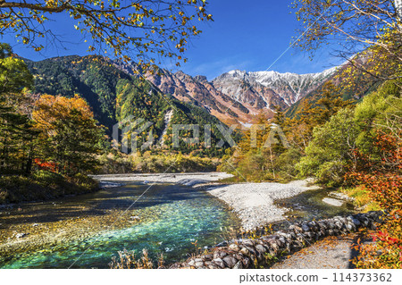 秋天的上高地，紅葉美麗 - 穗高山脈和梓川【長野縣松本市】 114373362