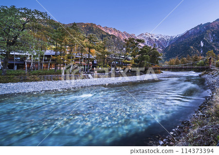 Kamikochi with the morning sun shining on it: Autumn-colored Hotaka mountain range and Azusa River [Matsumoto City, Nagano Prefecture] 114373394