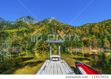 Autumn in Kamikochi: Beautiful autumn foliage at Myojin Pond (Myojin Ichinoike) [Matsumoto City, Nagano Prefecture] 114373419