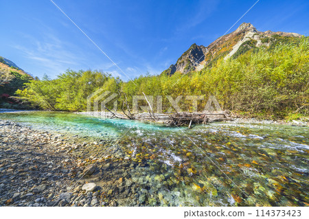 初秋的上高地、明神山、梓川【長野縣松本市】 114373423