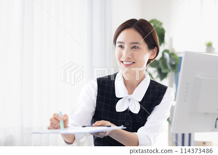 在接待台工作的醫療辦公室工作人員 在接待台工作的醫療辦公室工作人員 114373486