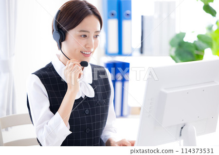 woman working in a call center 114373531