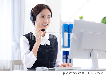 woman working in a call center 114373534
