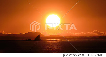 The first sunrise of 2022 over Eboshi Rock in Chigasaki (enlarged version) The first sunrise of 2022 over Eboshi Rock in Chigasaki (enlarged version) 114373603