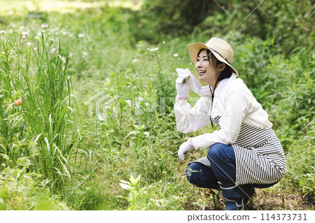 Woman living in the countryside 114373731