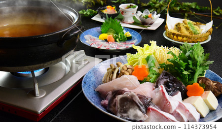 High-quality fish hot pot course: Grouper hot pot High-quality fish hot pot course: Grouper hot pot 114373954
