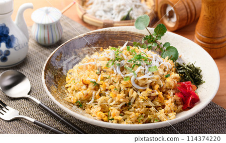 Shirasu炒飯（炒銀魚、蛋和蔥的炒飯） 114374220