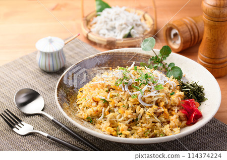 Shirasu fried rice (Fried rice with boiled whitebait, egg and green onion) 114374224