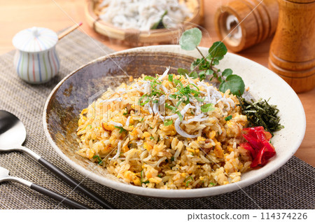 Shirasu fried rice (Fried rice with boiled whitebait, egg and green onion) Shirasu fried rice (Fried rice with boiled whitebait, egg and green onion) 114374226