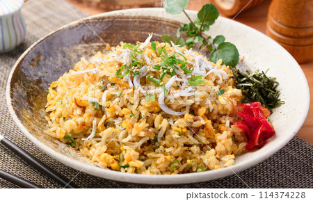 Shirasu fried rice (Fried rice with boiled whitebait, egg and green onion) Shirasu fried rice (Fried rice with boiled whitebait, egg and green onion) 114374228