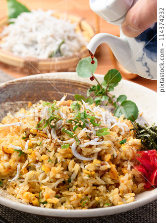 Shirasu炒飯（炒銀魚、蛋和蔥的炒飯） 114374232