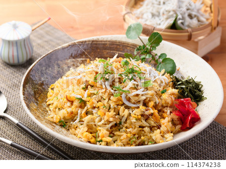 Shirasu fried rice (Fried rice with boiled whitebait, egg and green onion) 114374238