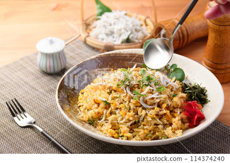 Shirasu炒飯（炒銀魚、蛋和蔥的炒飯） 114374240