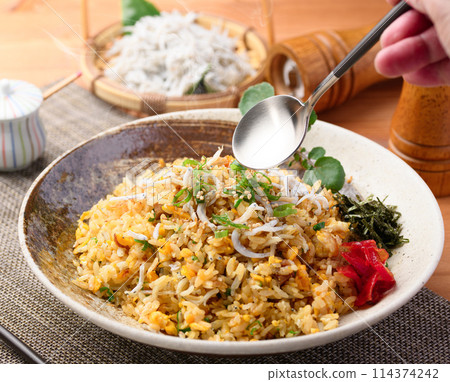 Shirasu fried rice (Fried rice with boiled whitebait, egg and green onion) 114374242