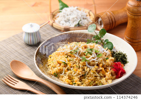 Shirasu fried rice (Fried rice with boiled whitebait, egg and green onion) Shirasu fried rice (Fried rice with boiled whitebait, egg and green onion) 114374246