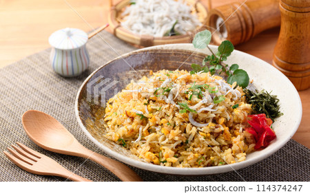 Shirasu fried rice (Fried rice with boiled whitebait, egg and green onion) 114374247