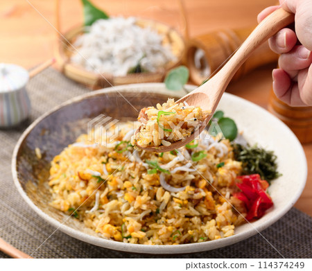 Shirasu fried rice (Fried rice with boiled whitebait, egg and green onion) Shirasu fried rice (Fried rice with boiled whitebait, egg and green onion) 114374249