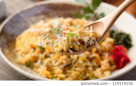 Shirasu fried rice (Fried rice with boiled whitebait, egg and green onion) 114374256