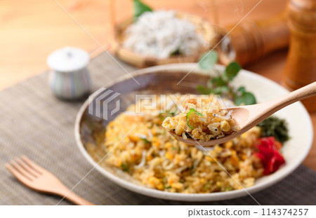 Shirasu fried rice (Fried rice with boiled whitebait, egg and green onion) 114374257