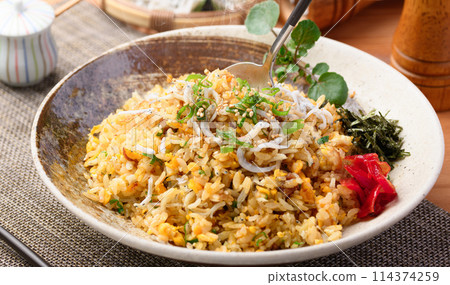 Shirasu fried rice (Fried rice with boiled whitebait, egg and green onion) 114374259