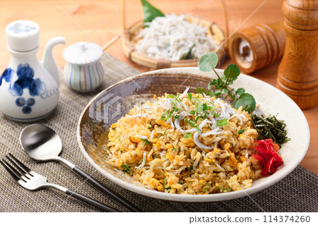 Shirasu fried rice (Fried rice with boiled whitebait, egg and green onion) 114374260