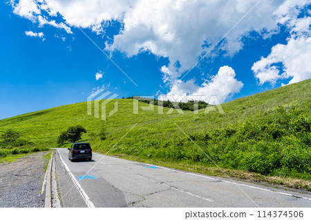 Summer in Nagano: Cars driving on the Venus Line at Kurumayama Highlands 114374506