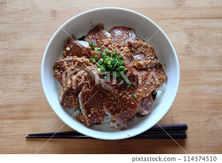 Yellowtail pickled rice bowl 114374510