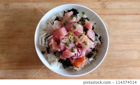 Bowl of rice topped with sashimi Bowl of rice topped with sashimi 114374514